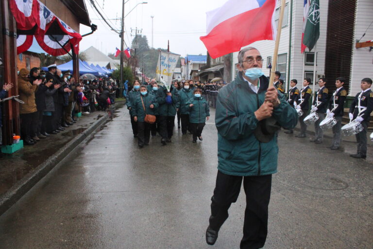 Quemchi vivió una fiesta cívica con el desfile de organizaciones cívicas y establecimientos educacionales de la comuna