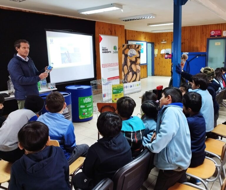 Instalan punto verde en Escuela Rural Aucar con el objetivo de fomentar el reciclaje en la comunidad educativa