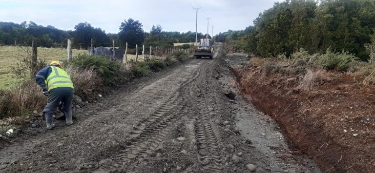 Avanzan trabajos de conservación de caminos en Isla Caucahué