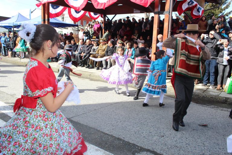 Desfile Cívico Escolar en Quemchi con motivo de las Fiestas Patrias