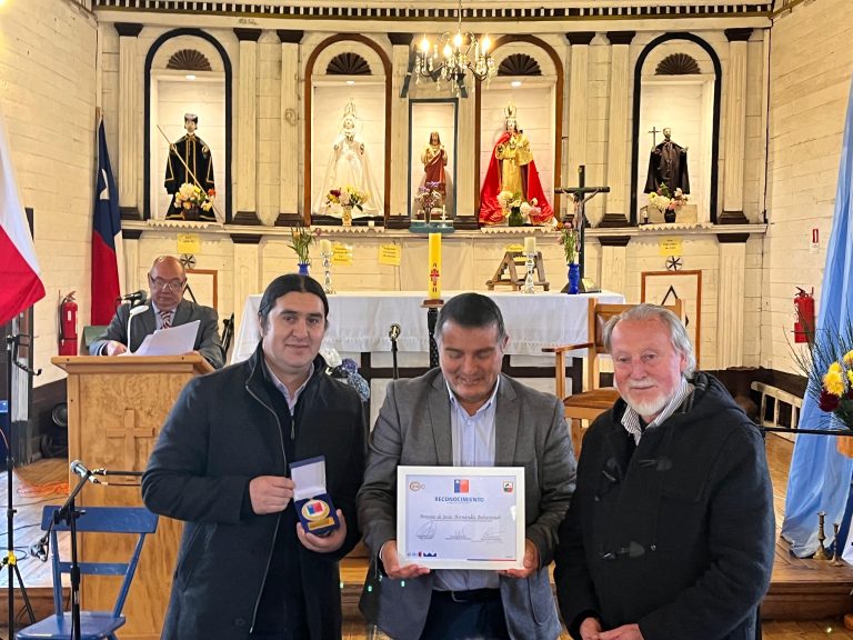 Importante reconocimiento a don Antonio Hernández Bahamonde, vecino de la Isla Taucolón