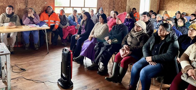 Alcalde Javier Ugarte se reunió con comunidad de Isla Caucahué para avanzar en importante proyecto de agua potable rural (APR)